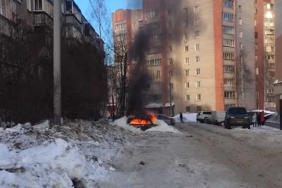 В Кирове, на улице Энтузиастов, сгорела старая легковушка. Фото: vk.com/zlo43