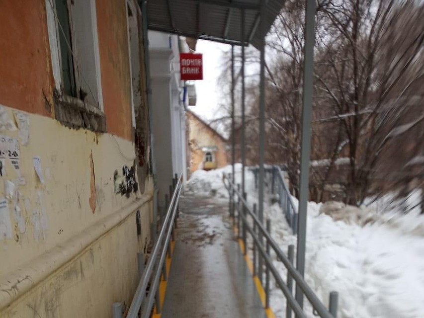 Вход в почтовое отделение был почищен