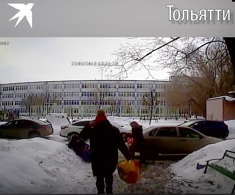 Водитель автомобиля не заметил шедшую по тротуару женщину