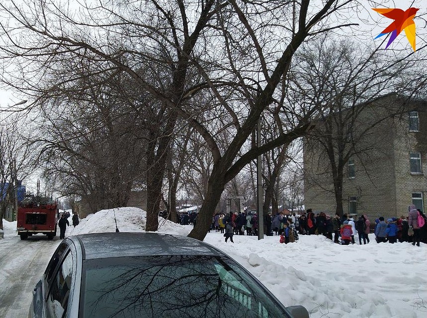 К зданию школы прибыл пожарный расчет