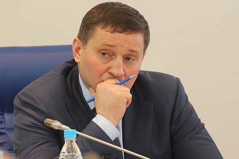 У губернатора лишь одно высшее образование, зато есть медаль Героя России.