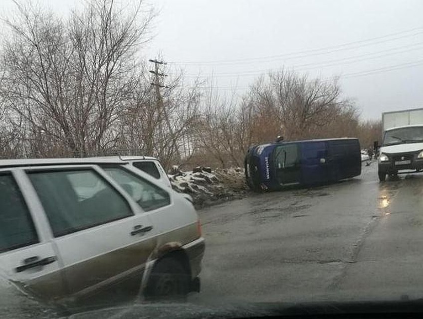 Опрокинувшийся фургон перекрыл одну из полос движения / Фото: КТВ-Луч