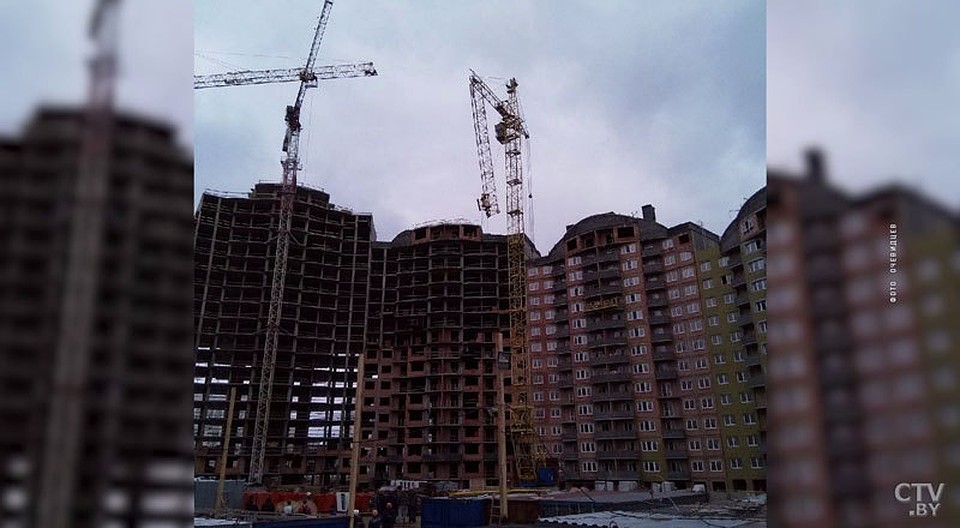 На минской стройке от башенного крана отвалилась часть стрелы. Фото: СТВ