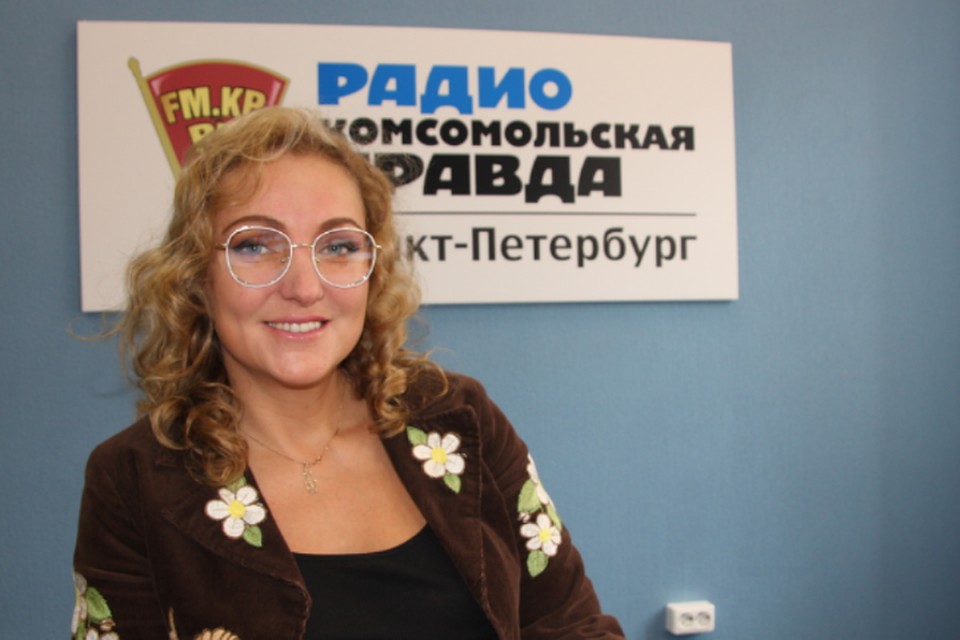 Ася Закатова в студии радио «Комсомольская Правда в Петербурге» (кальяны за кадром)