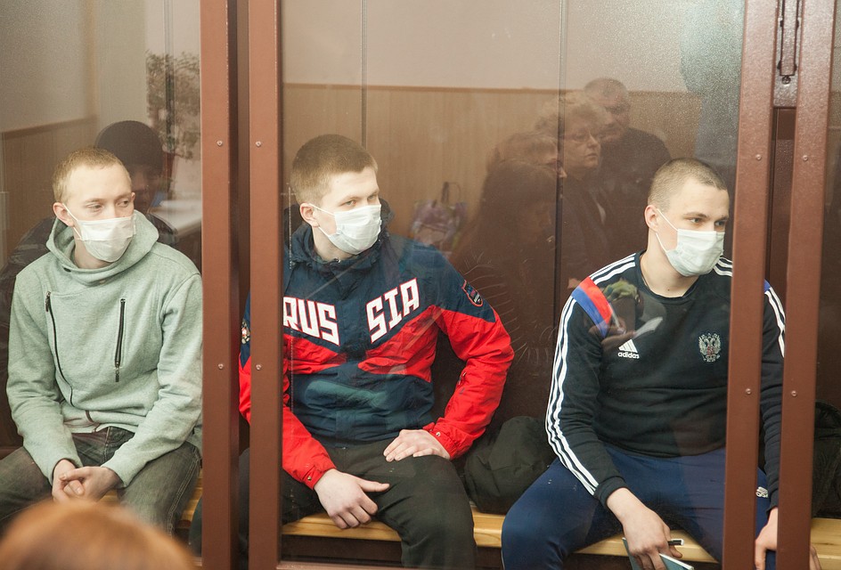 Подсудимые старались скрыть свои лица под медицинскими масками.