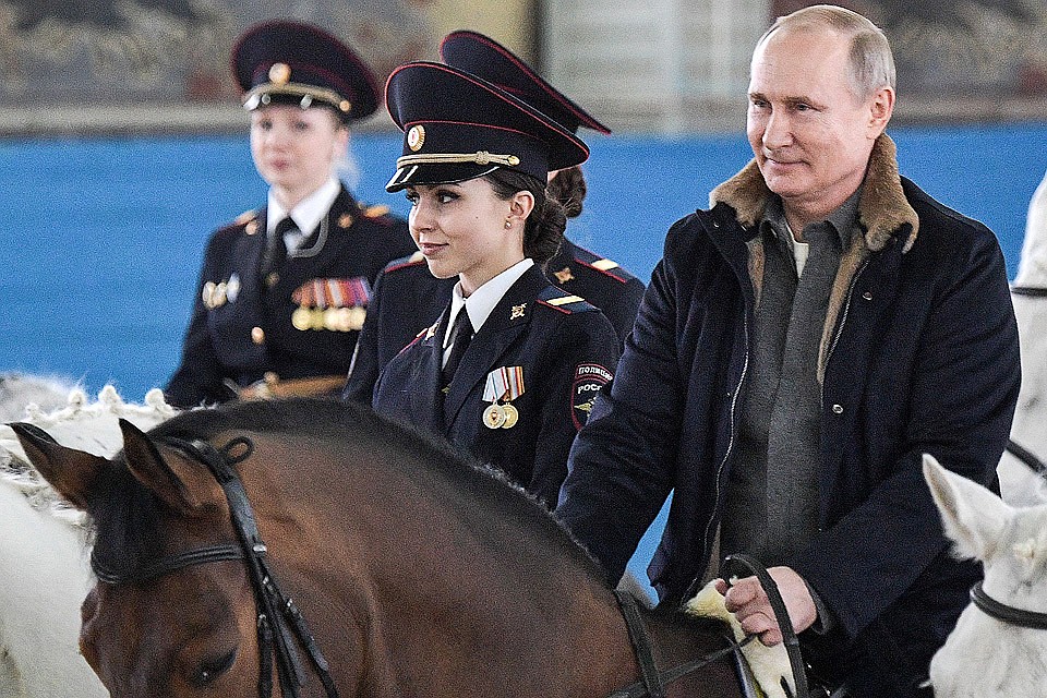 Путин поздравил с 8 марта сотрудниц московской конной полиции. Фото Михаил Метцель/ТАСС