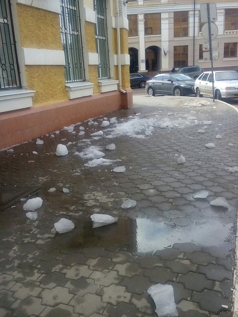 По словам девушки, глыба льда упала совсем рядом с ней.