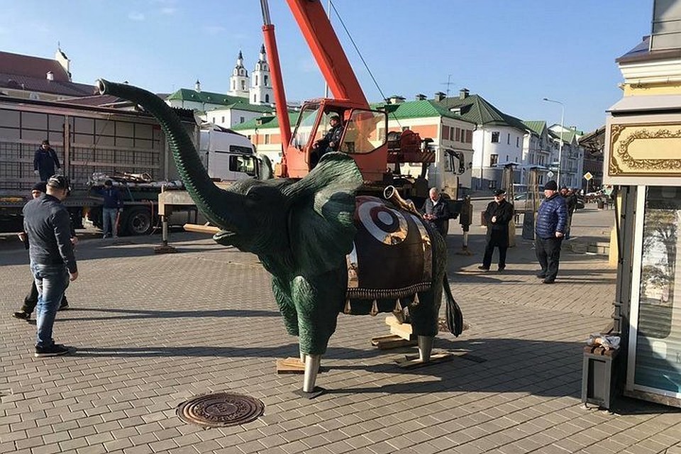 Скульптуру семиметрового слона Сальвадора Дали установили на ул. Зыбицкой. Фото: minsknews.by
