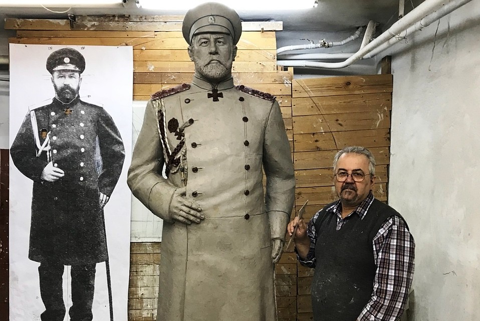 Скульптор Сергей Воробьев и заготовка памятника генералу Куропаткину.