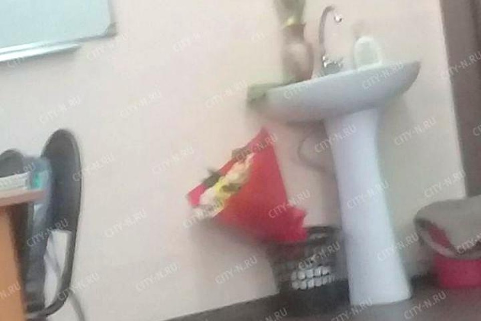В ведро вместо вазы: учительница из Новокузнецка выбросила подаренный на 8 марта букет. Фото: city-n