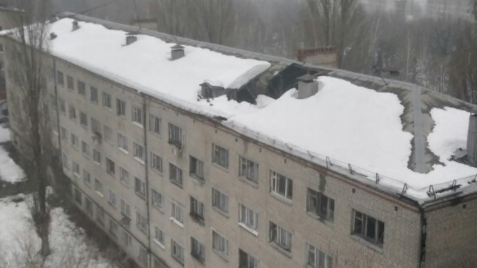 Разрушенная крыша дома на улице Навашина