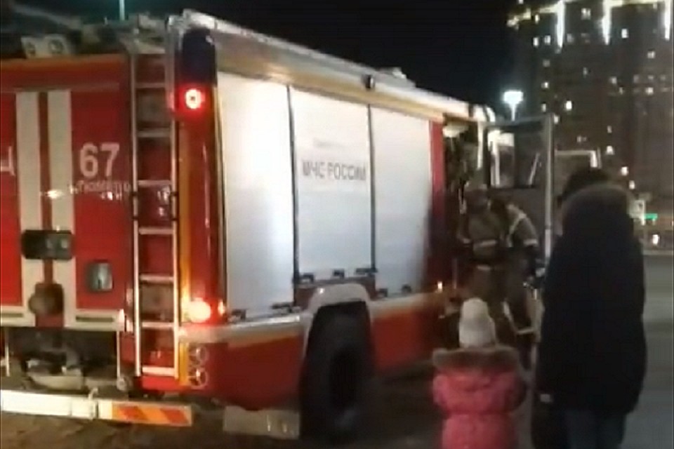В тюменском "Сити Моле" пожарные эвакуировали всех посетителей. Фото Данилы Бунькова vk.com