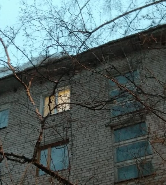 С крыши продолжают опасно свисать снежные глыбы