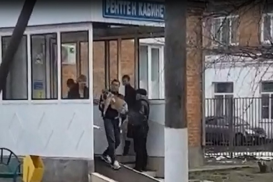 Почему собака оказалась в рентгеновском кабинете, неясно. ФОТО: Скриншот видео
