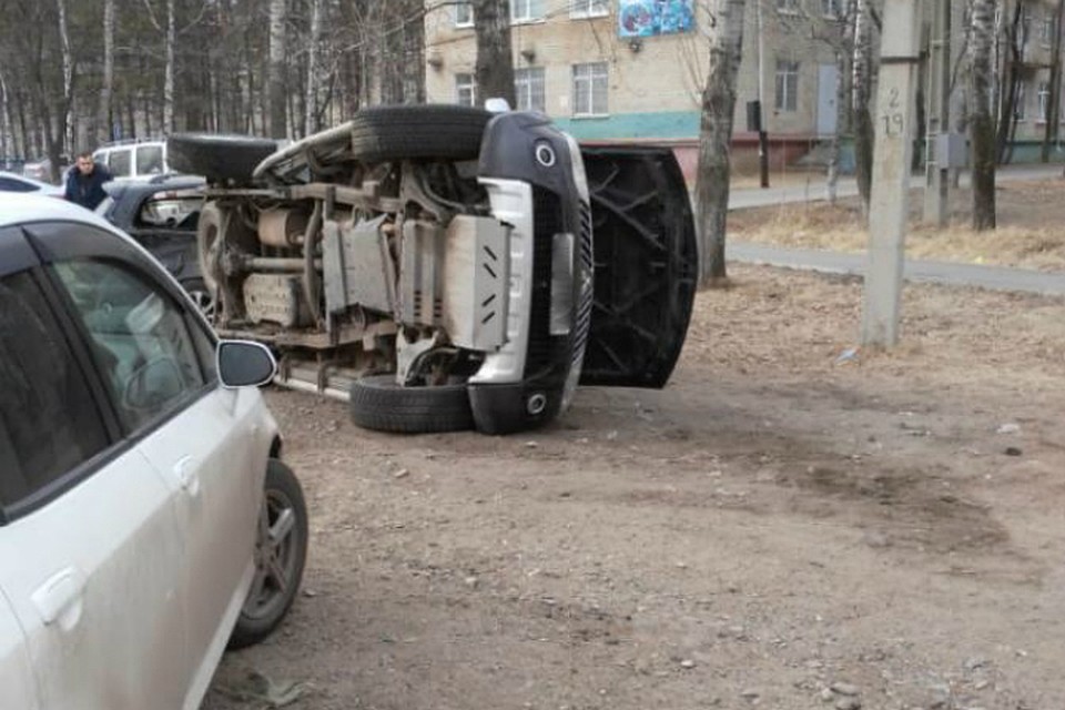 Автолюбительница в Хабаровске снесла припаркованную машину с водителем