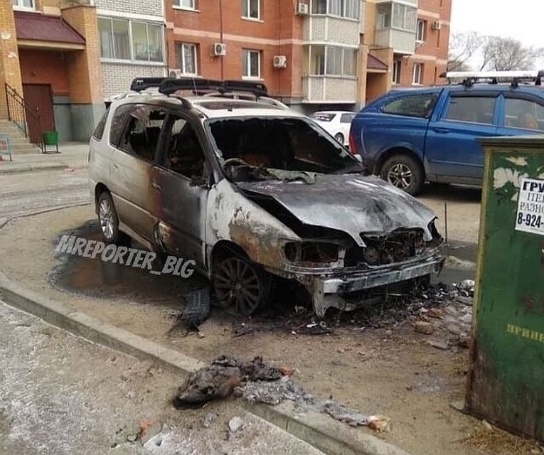 В результате пожара огнем повреждены передняя часть и салон машины.