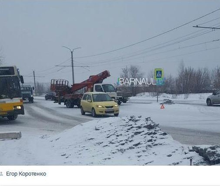 Автовышка и два легковых автомобиля столкнулись в Барнауле