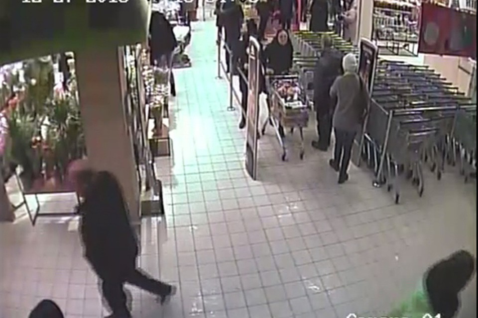 Женщина нагрузила продуктами тележку и пошла мимо кассы на выход. Фото: кадр из видео с камеры наблюдения.
