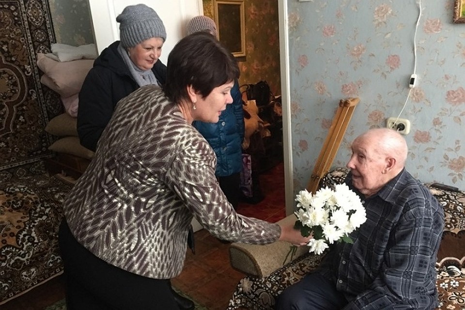 Глава районной администрации Надежда Москвитина пожелала юбиляру здоровья и бодрости духа.