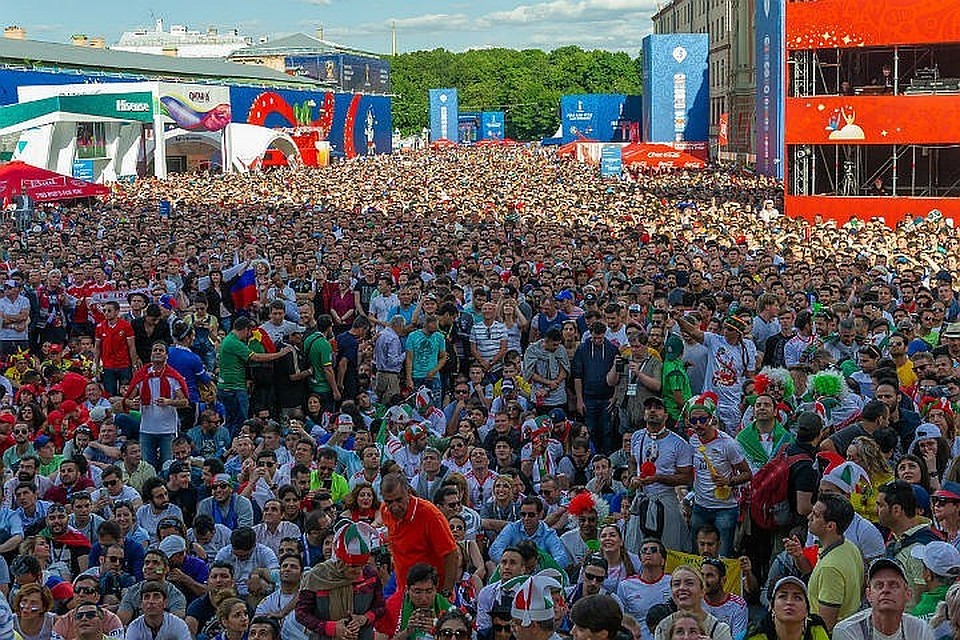 Конюшенная площадь по время Чемпионата мира вмещала всего 15 тысяч болельщиков. И ее не хватало