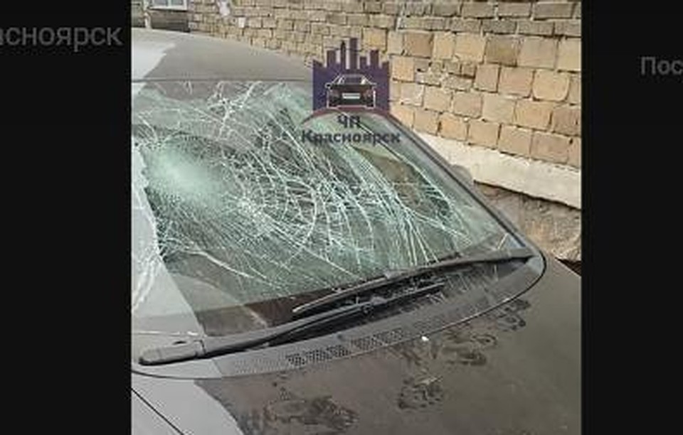 В Красноярске хулиганы ночью устроили паркур по крышам машин. Стоп-кадр видео "ЧП-Красноярск"