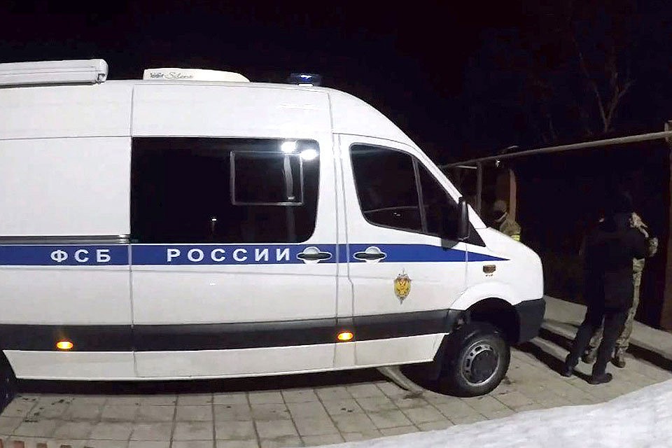 Автомобиль ФСБ у дома террориста.