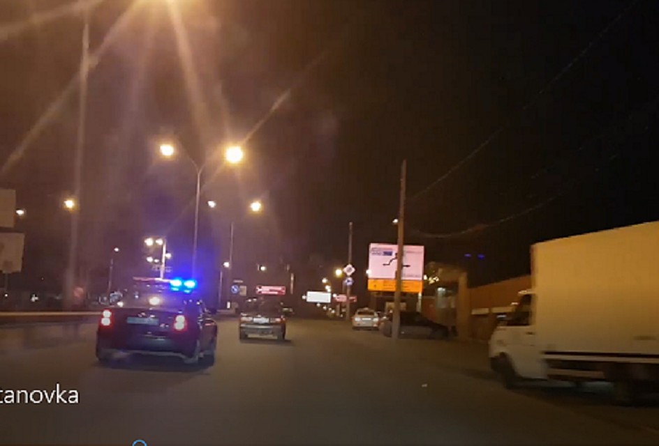Гонка шла на пустой дороге, потому что было ранее утро. Фото: кадр видео