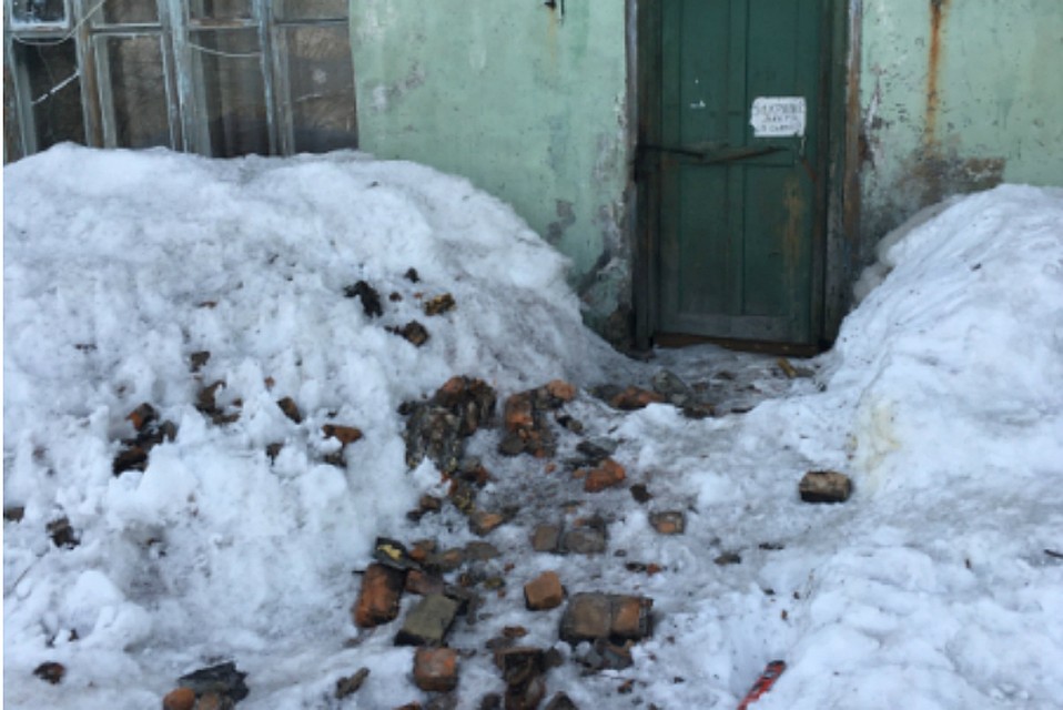 На Камчатке вместо снега и сосулек с крыши дома падали кирпичи