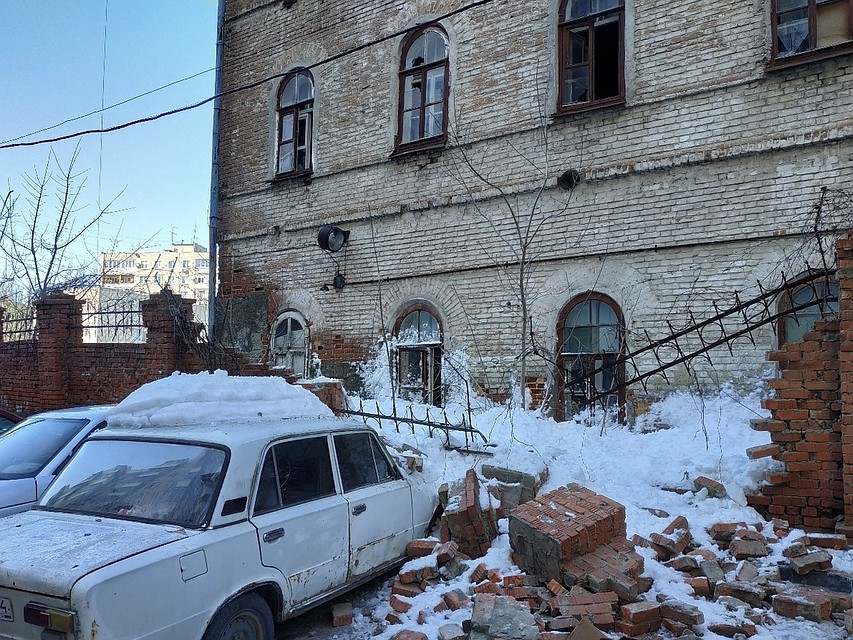На Ильинской площади лавина с крыши дома повредила авто. Фото соцсетей