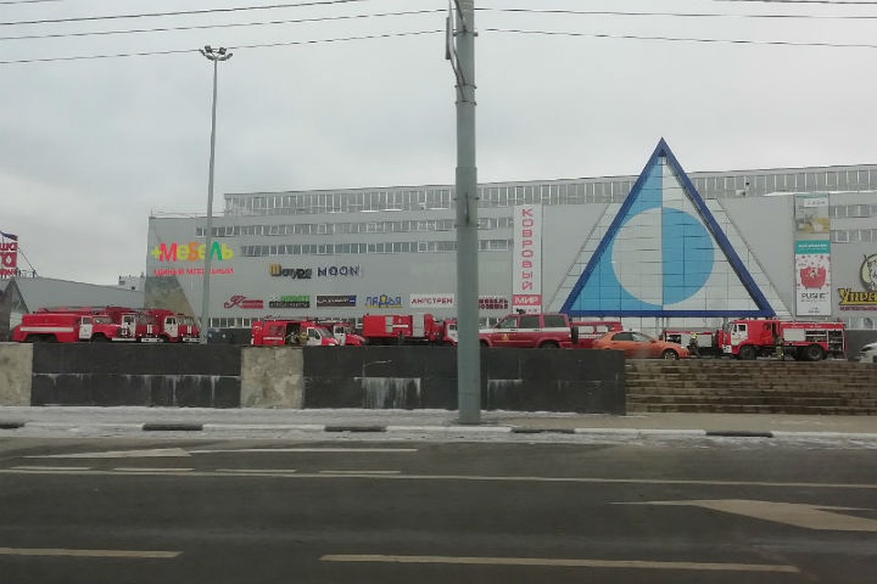 У торгового центра "Тандем" скопление пожарных машин. Фото: "Подслушано в Ярославле"/vk.com.