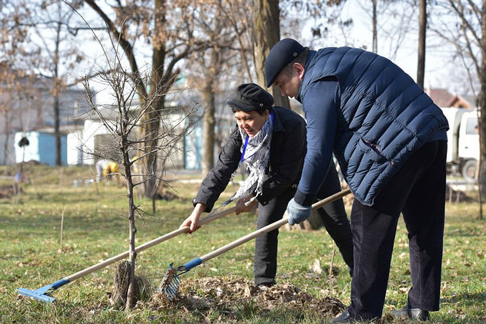 Простые горожане и представители городских властей дружно наводили в городе порядок.