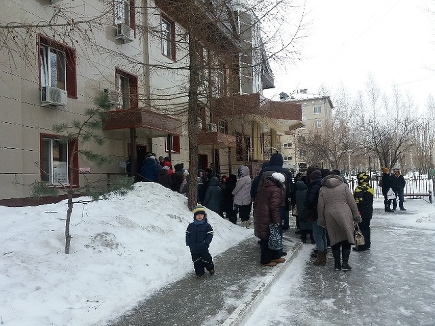Пермякова 37,ТРИЦ, время 8.50. Вот такая очередь уже собралась - пишет пост в соцсети ВКонтакте Александр Жарков