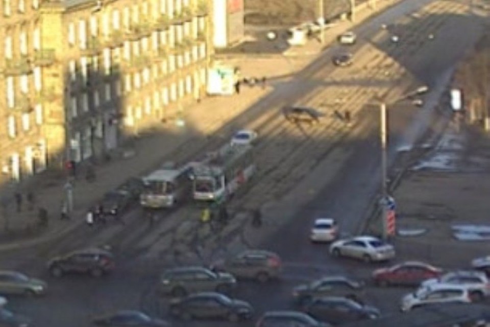 Автомобиль сбил пешехода на трамвайных путях в Новокузнецке. Фото: кадр видео с камер наблюдения.