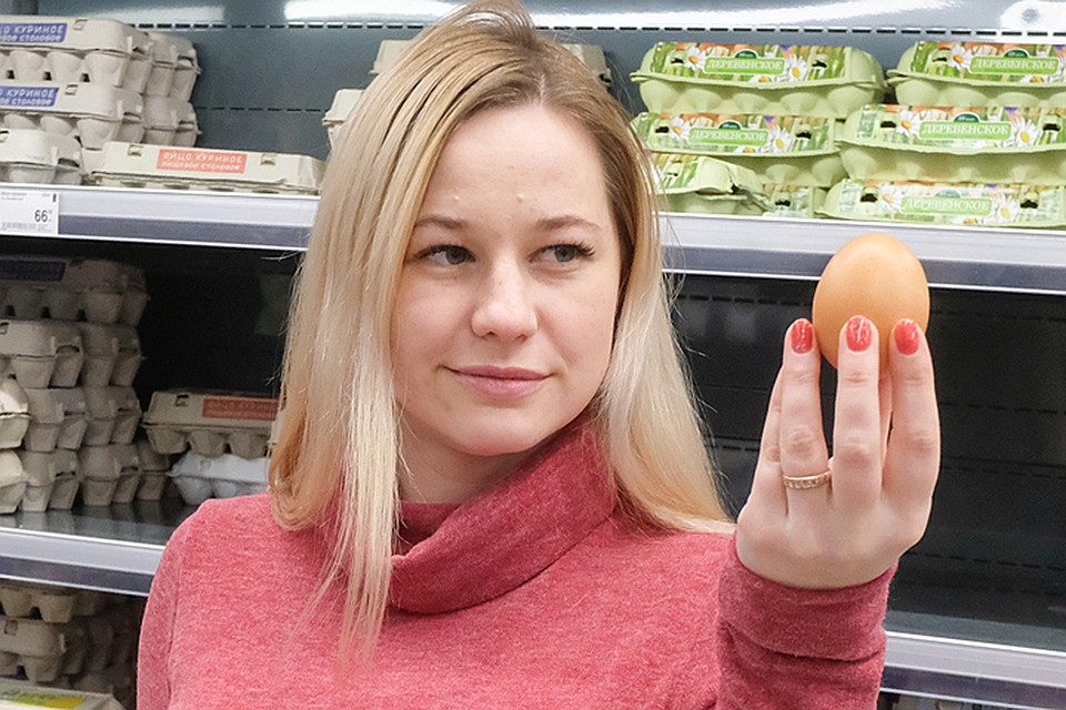 Цвет яиц многих сбивает с толку, порождая небылицы. Но на «внутренности» яиц цвет скорлупы никак не влияет