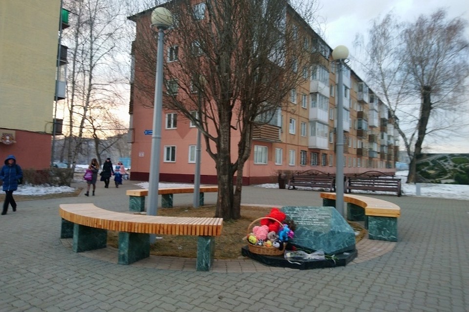 К памятному камню возле «Зимней вишни» кемеровчане несут цветы и игрушки.