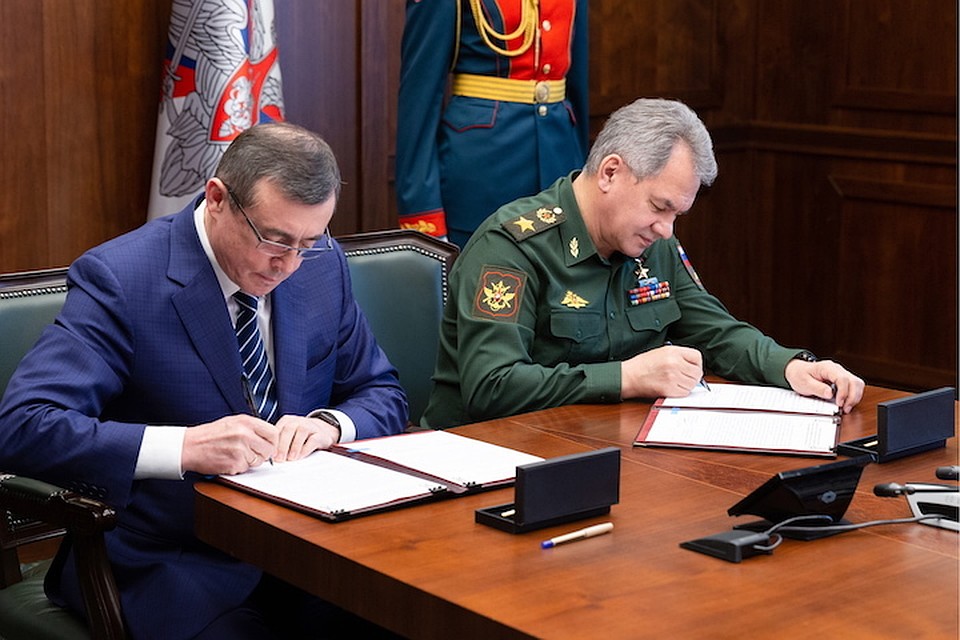 Глава Сахалинской области Валерий Лимаренко и министр обороны РФ Сергей Шойгу подписали соглашение о передачи земельных участков Минобороны РФ в собственность региона. Фото: Алексей ЕРЕШКО/пресс-служба Минобороны РФ/ТАСС.