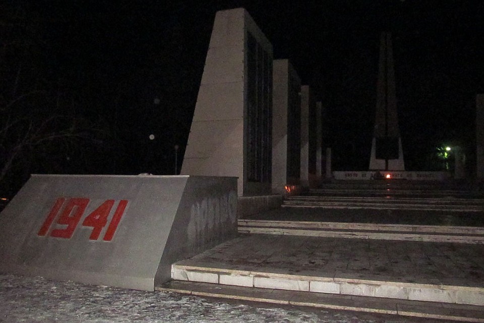 Вандал исписал мемориал «Парк Победы»