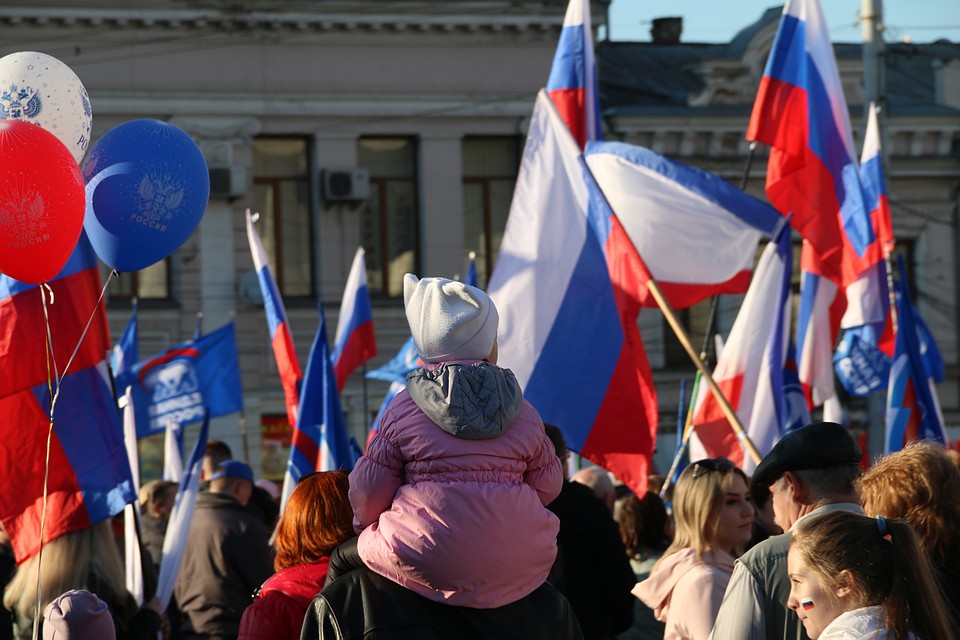 В дни праздника триколоры - везде!