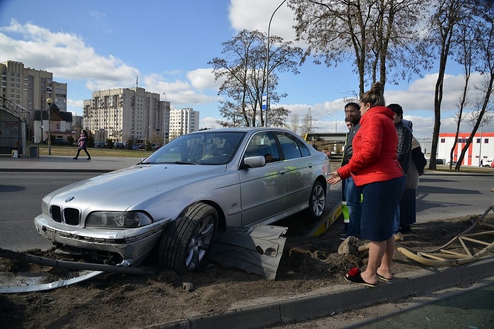 Водитель легковушки сбил четыре пролета металлического ограждения. Фото: ГАИ Гродно.