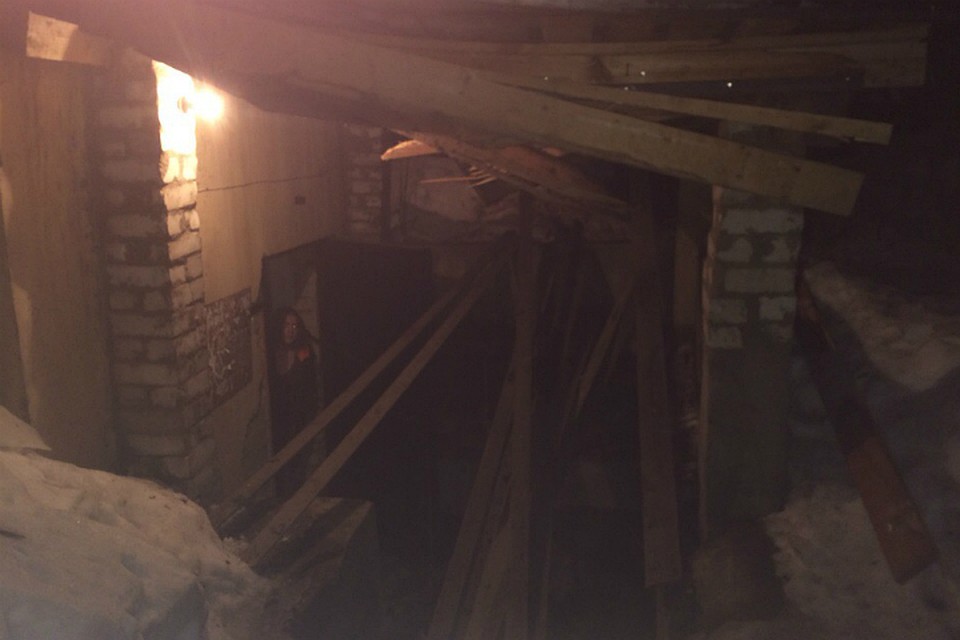 Заходить в этот подъезд теперь опасно. Фото: Анна АНДРЕЕВА