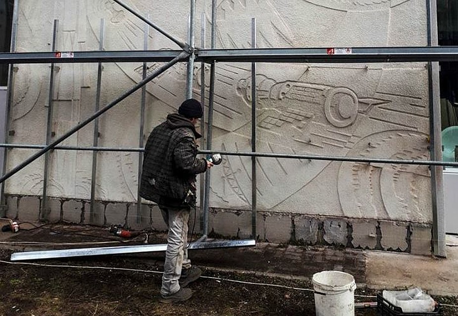 Разрушение фасада на Леонова