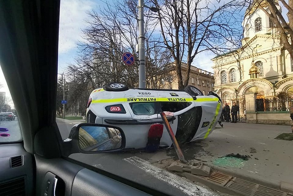 В центре Кишинева перевернулся полицейский автомобиль. Фото: соцсети