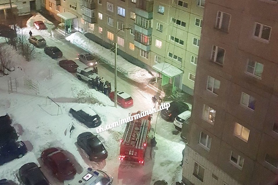 Поздним вечером в Мурманске спасли 2-х человек на пожаре. Горела квартира на 10-м этаже. Фото: Игорь Ершов