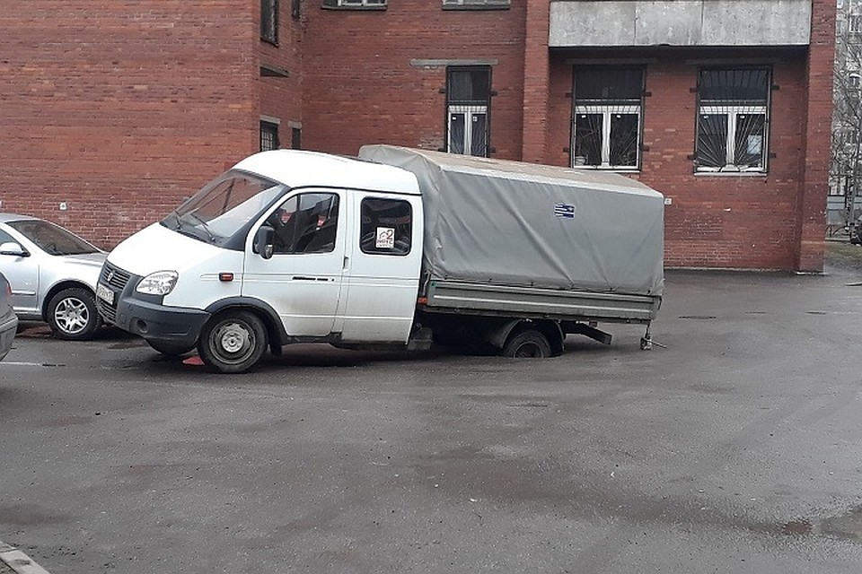 Газель провалилась в дыру в асфальте в Петербурге