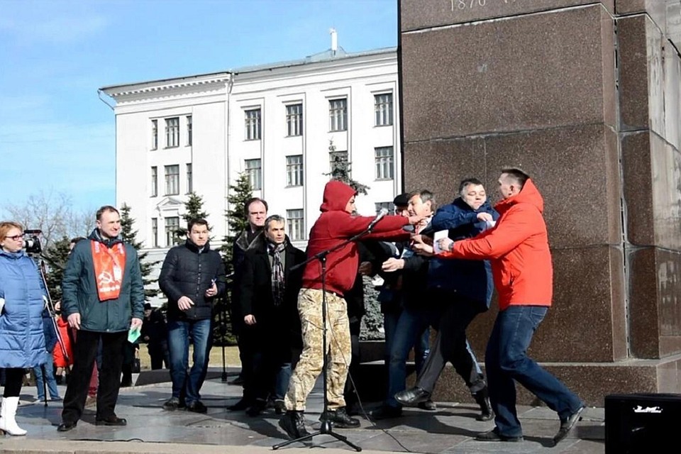 Во время митинга в Пскове один из участников мероприятия с кулаками набросился на представителя группы компаний "Титан", отталкивая его от микрофона. Фото: "Псковская правда".