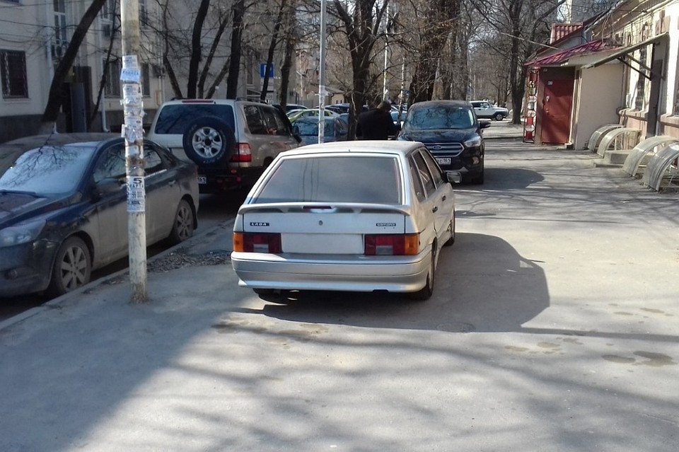 Водителей машин на тротуаре оштрафовали