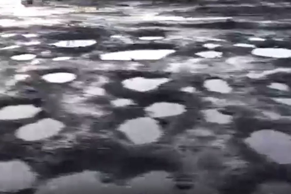 Ямы на дороге напоминают кратеры. Стоп-кадр с видео.
