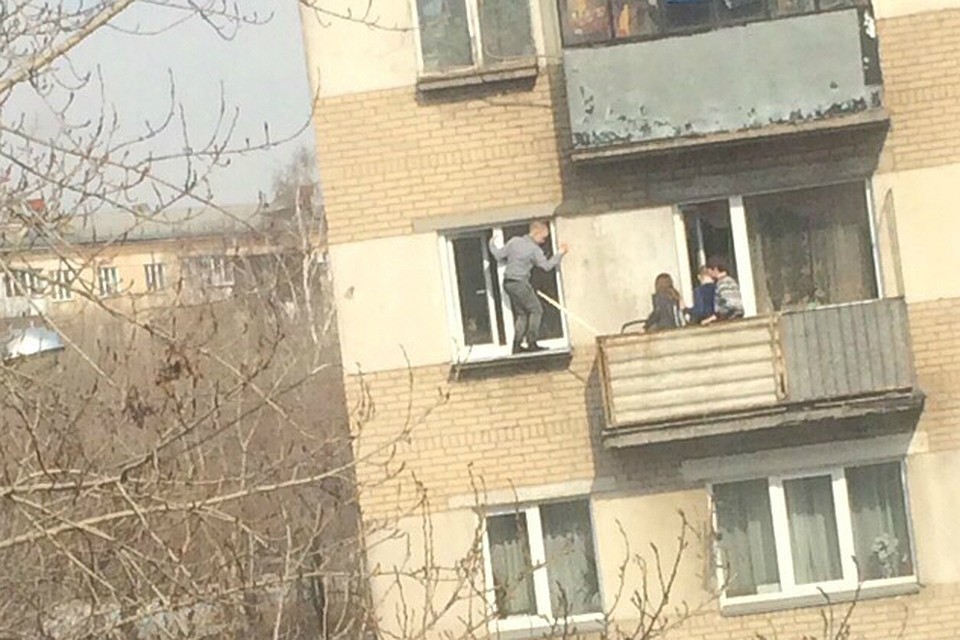 Опасную игру затеяли на высоте третьего этажа.