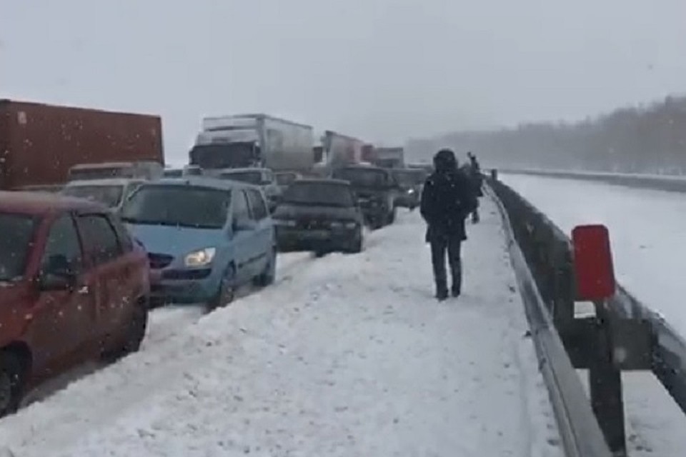 Снегопад также спровоцировал многокилометровые пробки на трассе. Фото: скриншот с видео