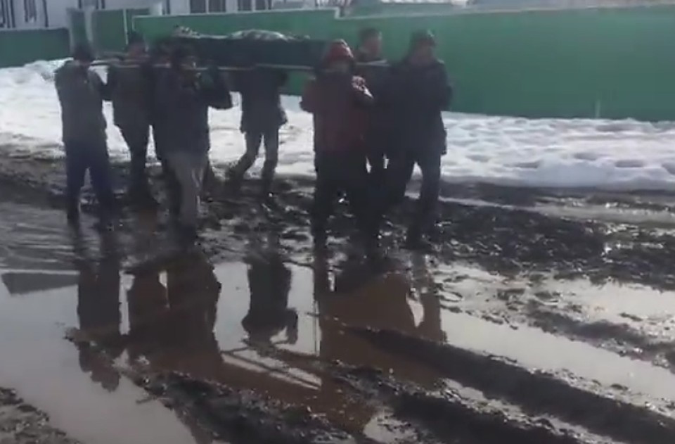 В деревне Мамяково местным жителям пришлось тащить гроб по грязи
